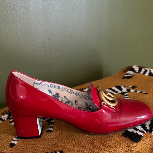 Gucci Red Patent Leather Flats with Gold Logo - Picture 4 of 11